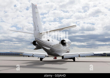 Piano di aeromobili di fronte all'Aeroporto con cielo molto nuvoloso Foto Stock