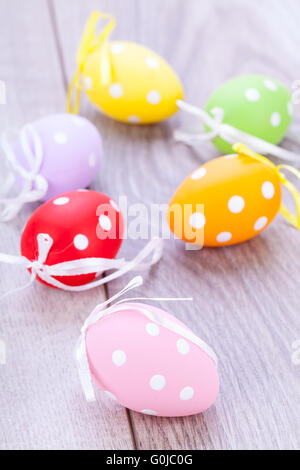Coloratissimo uovo di pasqua decorazione su sfondo di legno Foto Stock