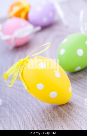 Coloratissimo uovo di pasqua decorazione su sfondo di legno Foto Stock