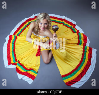 Allegro danza messicana performer che posano con le maracas Foto Stock