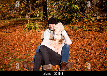 Felice coppia giovane smilin in autunno per esterno Foto Stock