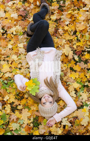 Attraente giovane donna relax nel parco atumn outdoor Foto Stock