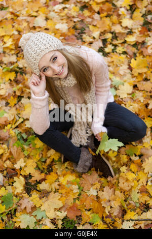 Attraente giovane donna relax nel parco atumn outdoor Foto Stock