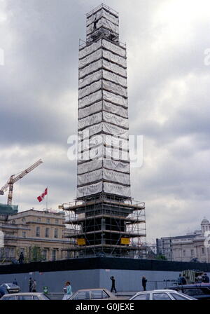 AJAXNETPHOTO. 1987. Londra, Inghilterra. - NELSON - colonna circondata da un ponteggio come esso subisce una pulita. Foto:JONATHAN EASTLAND/AJAX REF:1987RSE34A002 Foto Stock