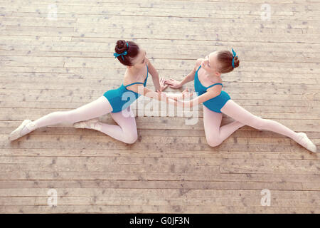 Vista superiore della petite ballerine dancing in studio Foto Stock