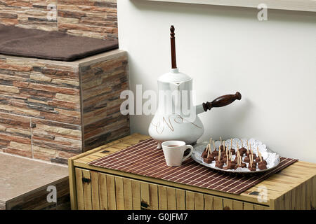 Immagine di cioccolata calda e dolci in officina Foto Stock