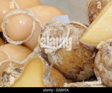 Stagionato caciocavallo gialla formaggio tipico del sud Italia nel settore lattiero-caseario Foto Stock