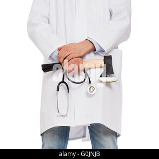 Il male medic tenendo un piccolo ax e stetoscopio, isolato su bianco Foto Stock