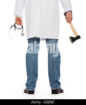 Il male medic tenendo un piccolo ax e stetoscopio, isolato su bianco Foto Stock