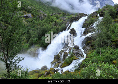 Cascata Kleivafossen, Briksdalen, Norvegia Foto Stock