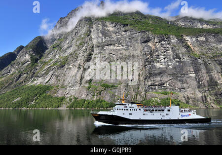 Traghetto Veoey, il Geirangerfjord, Geiranger, Norvegia Foto Stock