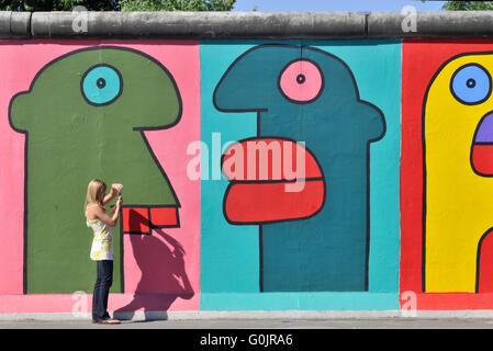La East Side Gallery, pittura murale da Thierry Noir, pittura, turistiche, open-air gallery, il muro di Berlino, Friedrichshain di Berlino, Germania / Berliner Mauer Foto Stock