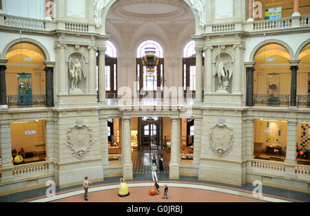 Atrium, cortile, Museo fur Kommunikation, Leipziger Strasse, nel quartiere Mitte di Berlino, Germania / Museum für Kommunikation Berlin, Museo della comunicazione, Lipsia Street Foto Stock