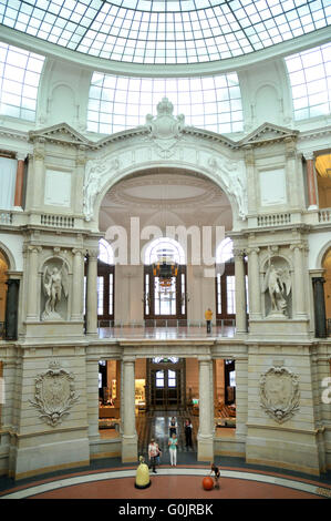 Atrium, cortile, Museo fur Kommunikation, Leipziger Strasse, nel quartiere Mitte di Berlino, Germania / Museum für Kommunikation Berlin, Museo della comunicazione, Lipsia Street Foto Stock