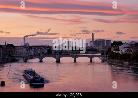 Mittlere Brucke, merci nave, Reno, Basilea, Svizzera / Mittlere Bruecke, Ponte Centrale Foto Stock