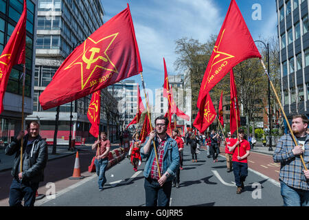 Londra, Regno Unito. Il 1 maggio 2016. I lavoratori e i sindacati" attivisti in Gran Bretagna e in tutto il mondo hanno marciato tutta Londra per contrassegnare l annuale giorno di maggio, conosciuto anche come Festa del lavoro. Sindacalisti e militanti chiamato per un fine di austerità, in piedi per i diritti umani e la solidarietà internazionale nella lotta per i sindacati diritti. Wiktor Szymanowicz/Alamy Live News Foto Stock