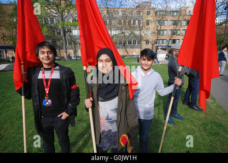 Londra, Regno Unito. Il 1 maggio, 2016. famiglia e generazioni di Bangladesh indumento i lavoratori che rally ogni giorno di maggio, poiché il capo dei lavoratori controversie , ALTAB ALI PARK, Aldgate East Credit: Philip Robins/Alamy Live News Foto Stock