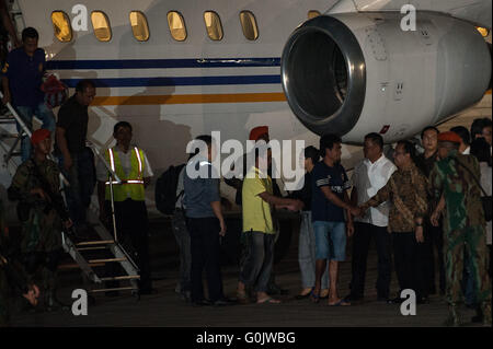 Jakarta, Giacarta. Il 1 maggio, 2016. Indonesiano funzionari benvenuti i membri dell'equipaggio di un rimorchiatore indonesiano, che erano stati rapiti da sospetti militanti islamici in marzo e sono stati rilasciati su Domenica, a militari indonesiani Air Base Halim Perdanakusuma, Giacarta, 1 maggio 2016. Dieci indonesiano vittime rapiti sono stati liberati dagli attentati gruppo Abu Sayyaf domenica nel sud della provincia filippina di Sulu, la polizia locale ha detto. © Veri Sanovri/Xinhua/Alamy Live News Foto Stock