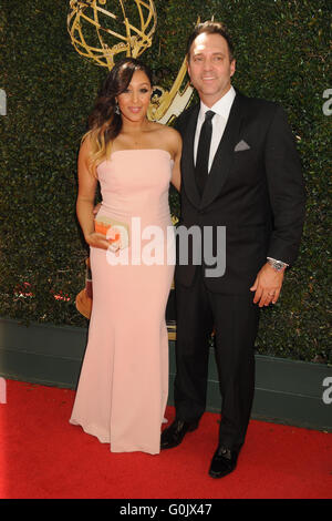 Los Angeles, CA, Stati Uniti d'America. Il 1 maggio, 2016. 1 Maggio 2016 - Los Angeles, California - Tamera Mowry, Adam Housley. Xliii diurno annuale Emmy Awards - Gli arrivi presso il Westin Bonaventure Hotel. Photo credit: Byron Purvis/AdMedia Credito: Byron Purvis/AdMedia/ZUMA filo/Alamy Live News Foto Stock