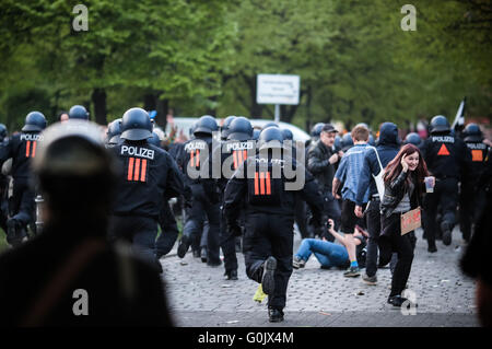 Berlino, Germania. Il 1 maggio, 2016. La polizia si muovono contro i manifestanti durante l annuale giorno di maggio manifestazione a Berlino, Germania, il 1 maggio 2016. Migliaia di manifestanti si sono riuniti domenica a Berlino per un raduno annuale per contrassegnare la festa del lavoro. © Zhang ventola/Xinhua/Alamy Live News Foto Stock