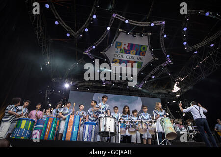 Roma, Italia. 01 Maggio, 2016. Maratona Rock in concerto a Roma. Concerto del 1 maggio, rock maratona organizzata dai sindacati in Piazza San Giovanni per celebrare la Giornata del Lavoro. © Andrea Ronchini/Pacific Press/Alamy Live News Foto Stock