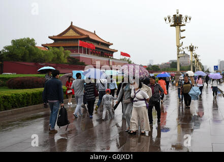 Pechino, Cina. Il 2 maggio, 2016. I turisti di visitare Piazza Tian'anmen in un giorno di pioggia a Pechino Capitale della Cina, 2 maggio 2016. Principali punti panoramici di Pechino ha ricevuto un sacco di turisti lunedì, l'ultimo giorno del giorno di maggio vacanze. © Zhang Chenlin/Xinhua/Alamy Live News Foto Stock