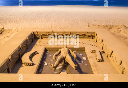 Crisi di rifugiati la scultura di sabbia, Las Palmas di Gran Canaria Isole Canarie Spagna, 1 maggio 2016. Scultore di sabbia/artista Etual Ojeda crea un stuning la scultura di sabbia sulla spiaggia cittadina e rende omaggio ai rifugiati che hanno perso la vita sul mare infido attraversamenti. L intricato lavoro mostra una persona galleggiante sull'acqua circondata da filo spinato con le parole 'immaginare non ci sono paesi" sopra la sua testa. Sotto i suoi piedi le parole "Homenaje a los refugiados del mundo". (Omaggio a dei rifugiati del mondo). Credito: Alan Dawson News/Alamy Live News Foto Stock