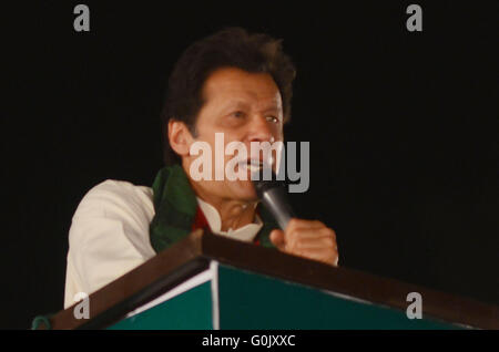 Imran Khan, cricketer-girare-politico e presidente dell'opposizione e partito politico Pakistan Tehreek-e-Insaf (PTI), partito affronta i suoi sostenitori durante un governo anti-rally a Lahore. Imran Khan ha lanciato un paese ampia protesta per chiedere al governo del Primo ministro Nawaz Sharif a dimettersi in seguito le accuse sulla sua famiglia del coinvolgimento in Panama paper. Milioni di perdite di documenti pubblicati suggeriscono che 140 uomini politici e funzionari provenienti da tutto il mondo tra cui 72 ex e la corrente i leader mondiali hanno collegamenti con segreto "offshore" le aziende per sfuggire il controllo fiscale Foto Stock