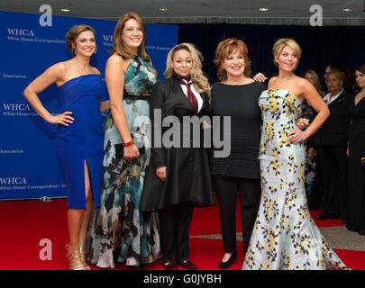 Da sinistra a destra, il cast della vista Paula Faris, Michelle Collins, raven-Symone, Gioia Behar e Candace Cameron-Bure arriva per il 2016 Casa Bianca corrispondenti di associazione cena annuale presso il Washington Hilton Hotel di Sabato, 30 aprile 2016. Credito: Ron Sachs/CNP (restrizione: NO New York o New Jersey o giornali quotidiani nel raggio di 75 miglia da New York City) - nessun filo SERVICE - Foto Stock