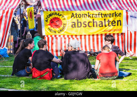 Kreuzberg di Berlino, Germania, 1 maggio, 2016. Giorno di maggio, la festa dei lavoratori o il giorno della festa dei lavoratori viene celebrata il 1 maggio ed è un giorno festivo in Germania. A Berlino la più grande festa del lavoro feste prendere posto nella zona di Kreuzberg. Le strade sono chiuse, titolari di stallo lungo le strade di vendita alimentari, bande play, e dj intrattengono il pubblico. Attivisti politici sono disegnati a caso e vi è una grande presenza di polizia. La gente della campagna per i diritti dei lavoratori in questo giorno e possono partecipare alle marche o rally. © Eden Breitz/Live Alamy News Foto Stock