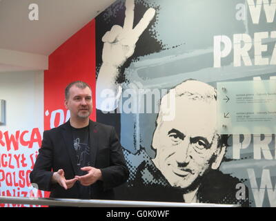 Wroclaw, Polonia. 24 apr, 2016. Direttore del Museo, Marcin Hamkalo sorge nella parte anteriore del graffiti del writer e diritti civili attivista Tadeusz Mazowiecki nel Pan Tadeusz Museum di Wroclaw, Polonia, 24 aprile 2016. Il graffito è parte del Pan Tadeusz mostra che si aprirà al pubblico il 03 maggio 2016. Foto: EVA KRAFCZYK/dpa/Alamy Live News Foto Stock