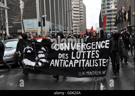 Montreal, Canada. Il 1 maggio, 2016. I dimostranti prendere parte ad un anti-capitalista protestare nel centro cittadino di Montreal, Canada, il 1 maggio 2016. Diverse centinaia di dimostranti prendere parte alla protesta di domenica. Credito: Kadrid Mohamed/Xinhua/Alamy Live News Foto Stock