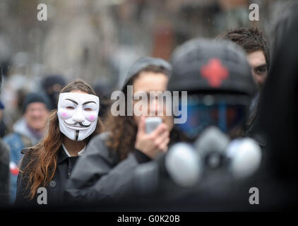 Montreal, Canada. Il 1 maggio, 2016. I dimostranti prendere parte ad un anti-capitalista protestare nel centro cittadino di Montreal, Canada, il 1 maggio 2016. Diverse centinaia di dimostranti prendere parte alla protesta di domenica. Credito: Kadrid Mohamed/Xinhua/Alamy Live News Foto Stock