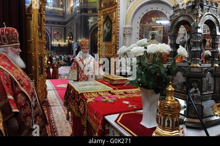 Mosca, Russia. 01 Maggio, 2016. Chiesa russo-ortodossa patriarca di Mosca e di tutte le Russie Kirill esegue la Pasqua ortodossa servizio nella Cattedrale di Cristo Salvatore Maggio 1, 2016 a Mosca, in Russia. Credito: Planetpix/Alamy Live News Foto Stock