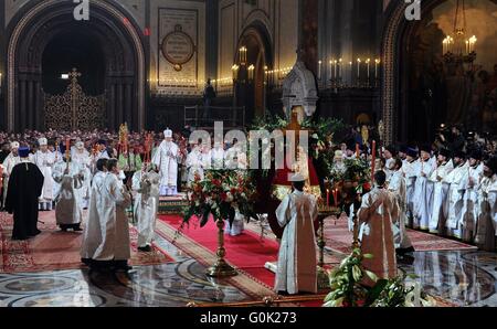 Mosca, Russia. 01 Maggio, 2016. Chiesa russo-ortodossa patriarca di Mosca e di tutte le Russie Kirill esegue la Pasqua ortodossa servizio nella Cattedrale di Cristo Salvatore Maggio 1, 2016 a Mosca, in Russia. Credito: Planetpix/Alamy Live News Foto Stock