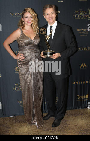 Los Angeles, CA, Stati Uniti d'America. Il 1 maggio, 2016. 01 Maggio 2016 - Los Angeles, California - Dr. Mehmet Oz, il dottor Oz e figlia Daphne Oz. Xliii diurno annuale Emmy Awards tenutosi al The Westin Bonaventure Hotel. Photo credit: AdMedia © AdMedia/ZUMA filo/Alamy Live News Foto Stock