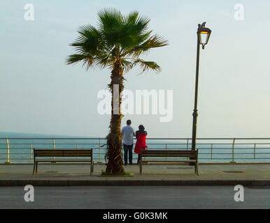 Londra REGNO UNITO. Il 2 maggio 2016. Una coppia in attesa per il tramonto sul mare Mediterraneo dal lungomare esplanade a Beirut Credito: amer ghazzal/Alamy Live News Foto Stock