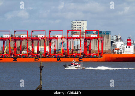 Gru a portale a sbalzo (CRMG) montate su guida a Liverpool, Merseyside, Regno Unito 2 maggio 2016. Le gru cinesi in acciaio arrivano nel Mersey. La nave Zhen Hua si è staccata da un molo di Nantong, in Cina, trasportando sei gru che saranno utilizzate nel progetto di costruzione di un terminale per contenitori in acque profonde Liverpool2 da 300 m £. Lo schema, guidato da Peel Ports, mira ad approfondire l'estuario della Mersey in modo da poter ospitare alcune delle barche più grandi del mondo. Un totale di otto gru ‘megamax’ da nave a riva e 22 gru a portale montate su rotaia a sbalzo vengono fornite ai Peel Ports come parte di Liverpool2. Foto Stock