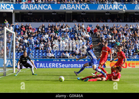 La Coruña, Spagna. Il 1 maggio, 2016. Luis Alberto prende un colpo durante La Liga BBVA match tra RC Deportivo de la Coruña e Getafe CF a Stadio Riazor il 1 maggio 2016 a La Coruña, Spagna. Credito: Visual&scritto SL/Alamy Live News Foto Stock