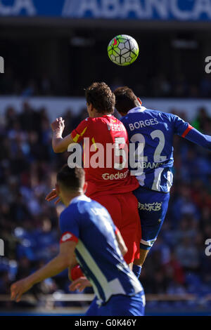 La Coruña, Spagna. Il 1 maggio, 2016. Santiago Vergini (L) e Celso Borges (R) salta alla testa la sfera durante La Liga BBVA match tra RC Deportivo de la Coruña e Getafe CF a Stadio Riazor il 1 maggio 2016 a La Coruña, Spagna. Credito: Visual&scritto SL/Alamy Live News Foto Stock