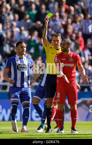 La Coruña, Spagna. Il 1 maggio, 2016. Clos Gomez mostra il cartellino giallo a Mehdi Gregorio Guiseppe Lacen durante La Liga BBVA match tra RC Deportivo de la Coruña e Getafe CF a Stadio Riazor il 1 maggio 2016 a La Coruña, Spagna. Credito: Visual&scritto SL/Alamy Live News Foto Stock