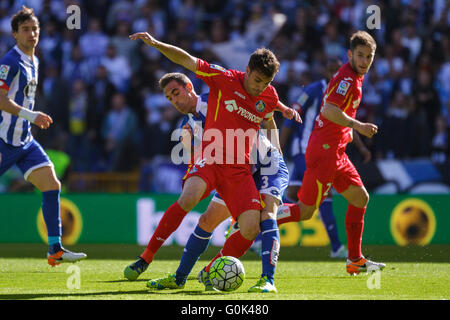 La Coruña, Spagna. Il 1 maggio, 2016. Pedro Leon (Getafe CF) dribbling tha ball precedendo Fernando Navarro durante La Liga BBVA match tra RC Deportivo de la Coruña e Getafe CF a Stadio Riazor il 1 maggio 2016 a La Coruña, Spagna. Credito: Visual&scritto SL/Alamy Live News Foto Stock