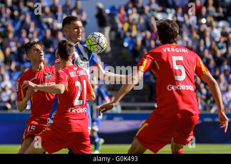 La Coruña, Spagna. Il 1 maggio, 2016. Lucas Perez comanda la palla avanti Getafe CF giocatori durante La Liga BBVA match tra RC Deportivo de la Coruña e Getafe CF a Stadio Riazor il 1 maggio 2016 a La Coruña, Spagna. Credito: Visual&scritto SL/Alamy Live News Foto Stock