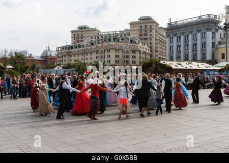 Russia, Mosca Festival di Primavera continua nelle strade e nelle piazze di Mosca il Maggio 02, 2016. Il festival è associato a un numero di vacanze Russo: la Pasqua ortodossa russa e lavoratore del giorno che vengono ad essere celebrata il 1 maggio e la Giornata della Vittoria, 9 maggio. Le strade e le piazze di Mosca sono arredate con gusto per il buon umore. Sfera di fantasia dal Teatro Bolshoi. Unidentified persone di tutte le età ballare e divertirsi, anche se non hanno voglia di vestire. Questa è la prima performance mai dal Teatro Bolshoi. Credito: Alex Immagini/Alamy Live News Foto Stock