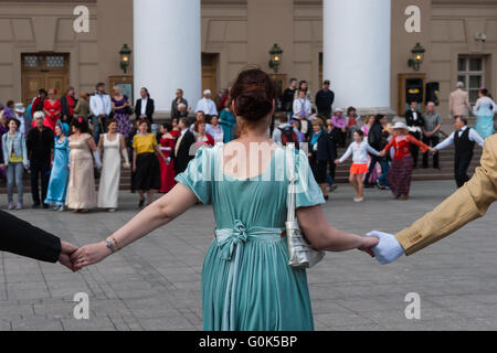 Russia, Mosca Festival di Primavera continua nelle strade e nelle piazze di Mosca il Maggio 02, 2016. Il festival è associato a un numero di vacanze Russo: la Pasqua ortodossa russa e lavoratore del giorno che vengono ad essere celebrata il 1 maggio e la Giornata della Vittoria, 9 maggio. Le strade e le piazze di Mosca sono arredate con gusto per il buon umore. Sfera di fantasia dal Teatro Bolshoi. Unidentified persone di tutte le età ballare e divertirsi, anche se non hanno voglia di vestire. Questa è la prima performance mai dal Teatro Bolshoi. Credito: Alex Immagini/Alamy Live News Foto Stock