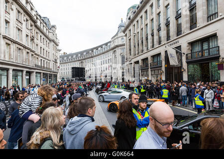 Londra, Regno Unito. Il 2 maggio 2016. London Regent Street è chiusa al traffico annuale di Gumball 3000, con supercars del passato e del presente, compresi Lamborghini, Porsche e Bugattis, correlate Visualizza la musica e il divertimento del pubblico durante il pomeriggio prima che le vetture partecipanti fanno la loro strada attraverso Picadilly e Mayfair Regent Street nel tardo pomeriggio. Credito: Imageplotter News e sport/Alamy Live News Foto Stock