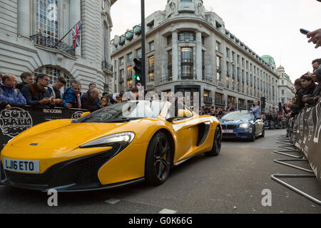 Londra, Regno Unito. 02Maggio, 2016. I londinesi e turisti got assieme in Regent Street, Londra per guardare l'arrivo del 2016 edizione della palla di gomma 3000 un super car rally che partono da Dublino e arriva a Bucarest. Credito: Lorenzo Bossi/Alamy Live News Foto Stock