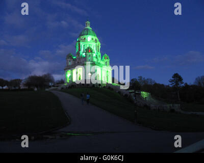 La Ashton Memorial Williamsons Park, Lancaster, Regno Unito. Il 2 maggio 2016. I primi due giorni di maggio hanno visto la Ashton Memorial in Williamsons Park in Lancaster è stata immersa in un bagno di luce verde per riconoscere il lavoro di Lancasters St Johns ospizio che celebrano il proprio trentesimo anniversario. Credito: David Billinge/Alamy Live News Foto Stock