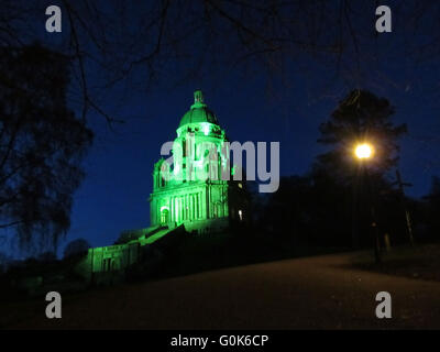 La Ashton Memorial Williamsons Park, Lancaster, Regno Unito. Il 2 maggio 2016. I primi due giorni di maggio hanno visto la Ashton Memorial in Williamsons Park in Lancaster è stata immersa in un bagno di luce verde per riconoscere il lavoro di Lancasters St Johns ospizio che celebrano il proprio trentesimo anniversario. Credito: David Billinge/Alamy Live News Foto Stock