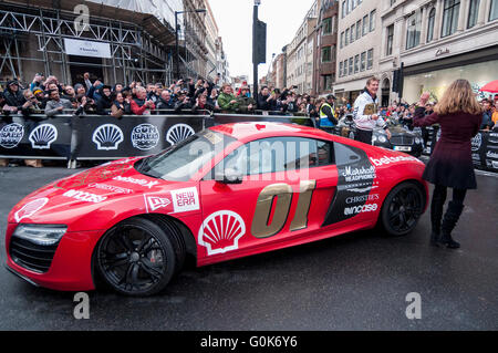 Londra, Regno Unito. Il 2 maggio 2016. Attore David Hasselhoff, viene intervistato come supercars in Gumball 3000 gara arriva in Regent Street come una grande folla a guardare. Gumball 3000 vede oltre 100 supercars gara da Dublino a Bucarest, fermandosi presso le principali città en route comprese Londra. Credito: Stephen Chung / Alamy Live News Foto Stock